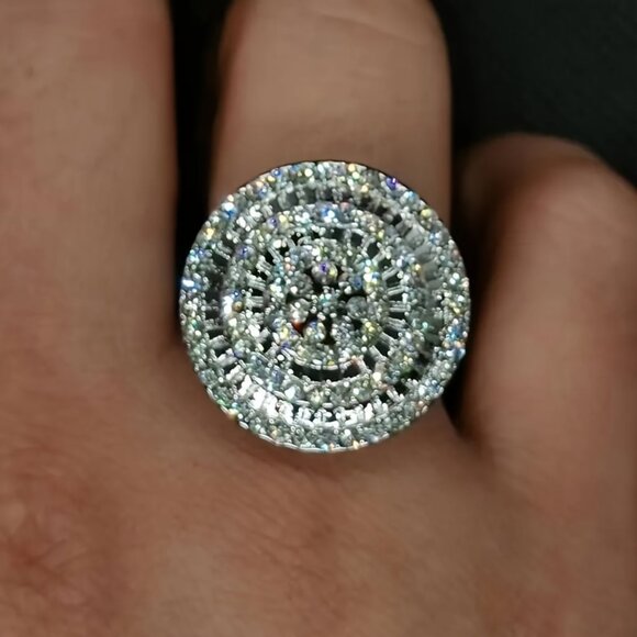 Stunning Silver Ring with Circular Diamond Design - Picture 2 of 4